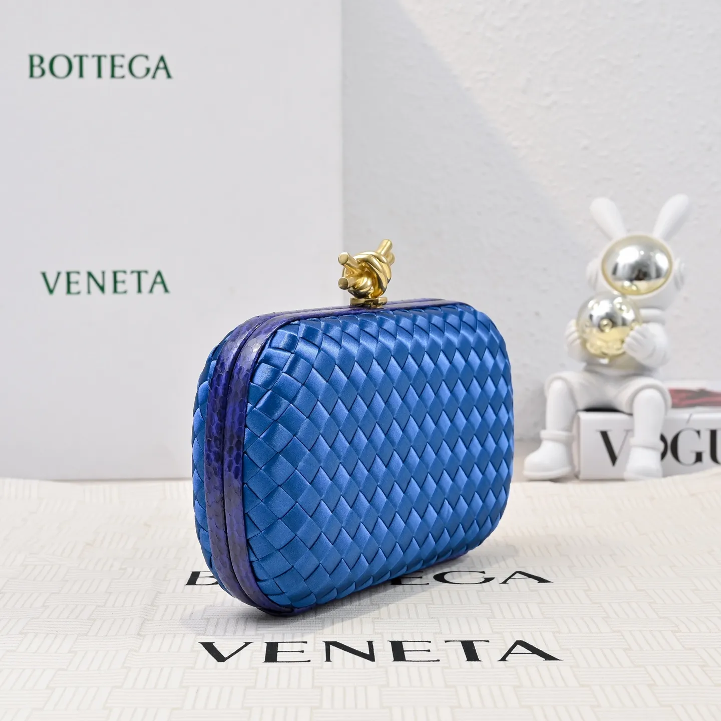 Batch 1460 #BV Knot woven evening bag series ~ Each bag reveals exquisite elegance💫Iconic classic silk weaving➕snake skin trimming with knot buckle, soft and delicate feel. The design is small and exquisite, low-key without logo, elegant and elegant. Paired with evening dress or cheongsam, it has the atmosphere of a famous and wealthy lady. Full of aura and invincible texture💃 Model: 7622 Dimensions: 20x12x5.5